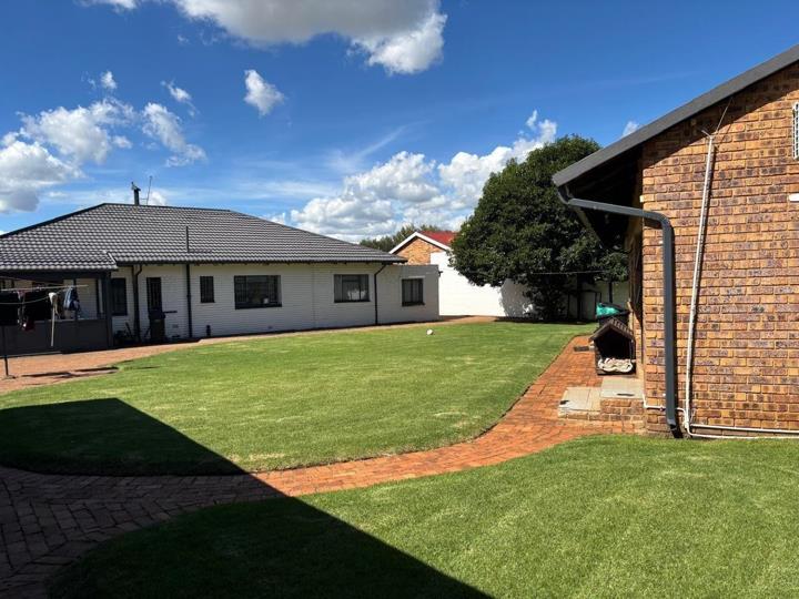 4 Bedroom House for sale in Strubenvale - P24-117044746