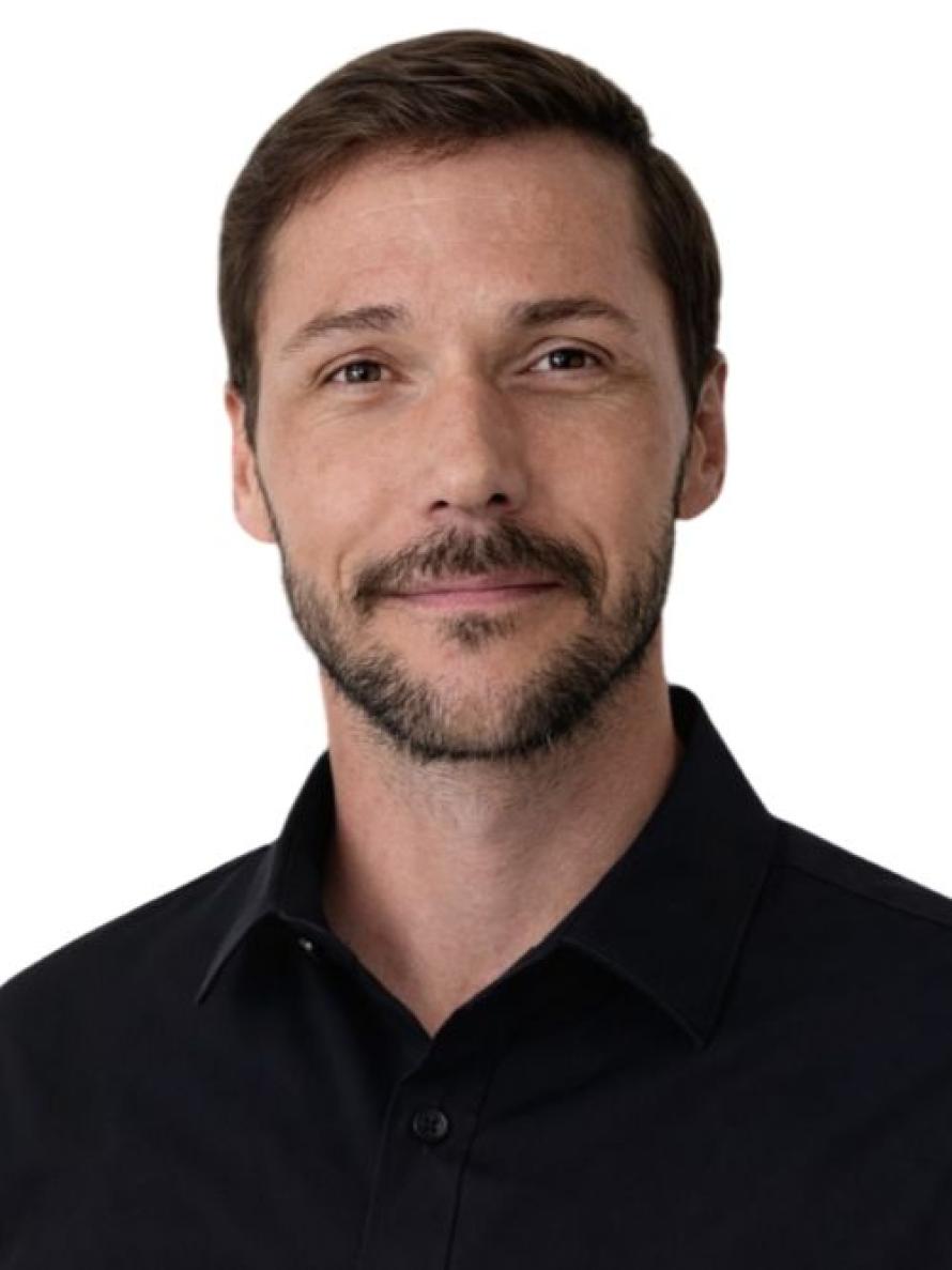 Agent profile for Pierre Leach