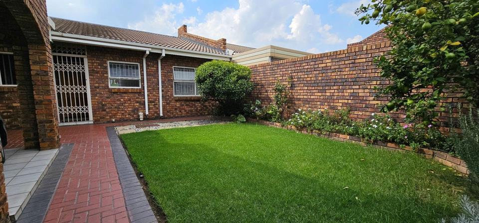 3 Bedroom Townhouse for sale in Three Rivers - P24-117048166
