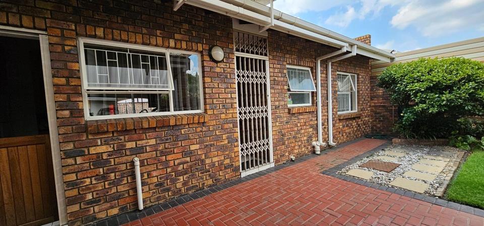3 Bedroom Townhouse for sale in Three Rivers - P24-117048166