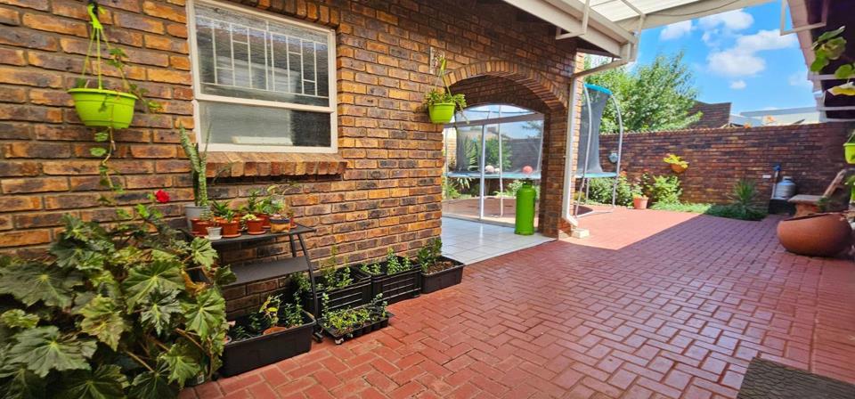 3 Bedroom Townhouse for sale in Three Rivers - P24-117048591