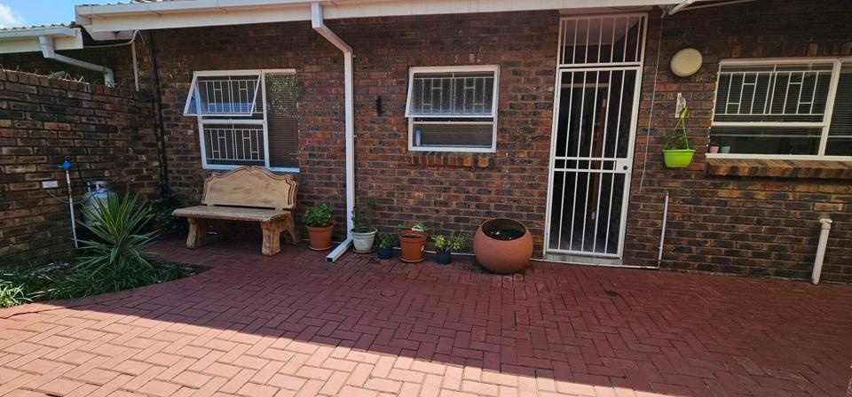 3 Bedroom Townhouse for sale in Three Rivers - P24-117048591