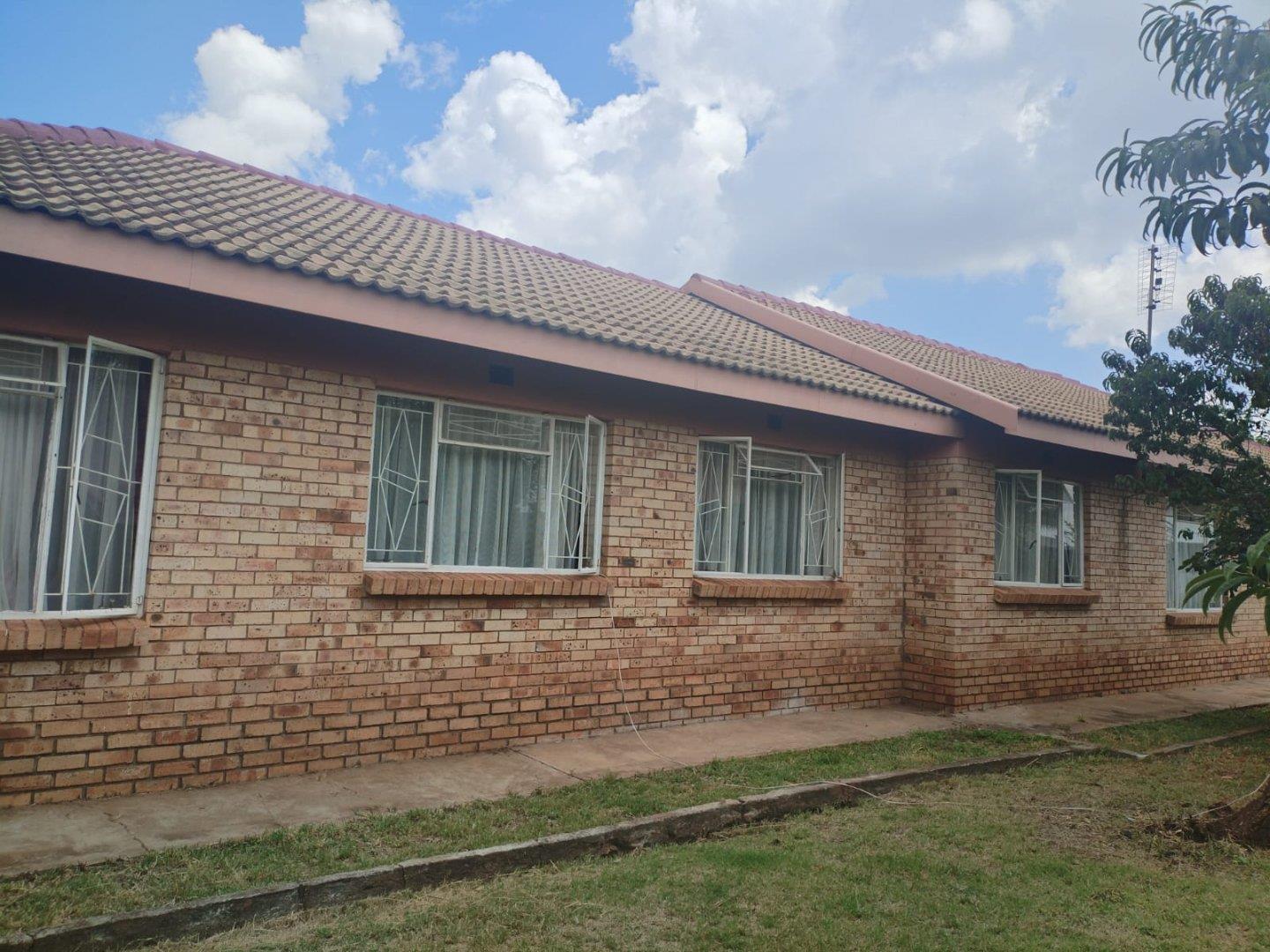 3 Bedroom House for sale in Stilfontein Ext 1 - P24-117052144