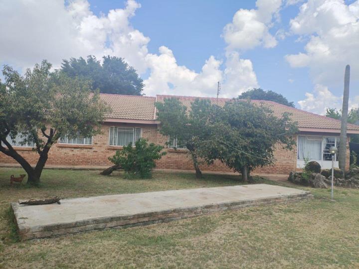 3 Bedroom House for sale in Stilfontein Ext 1 - P24-117052144