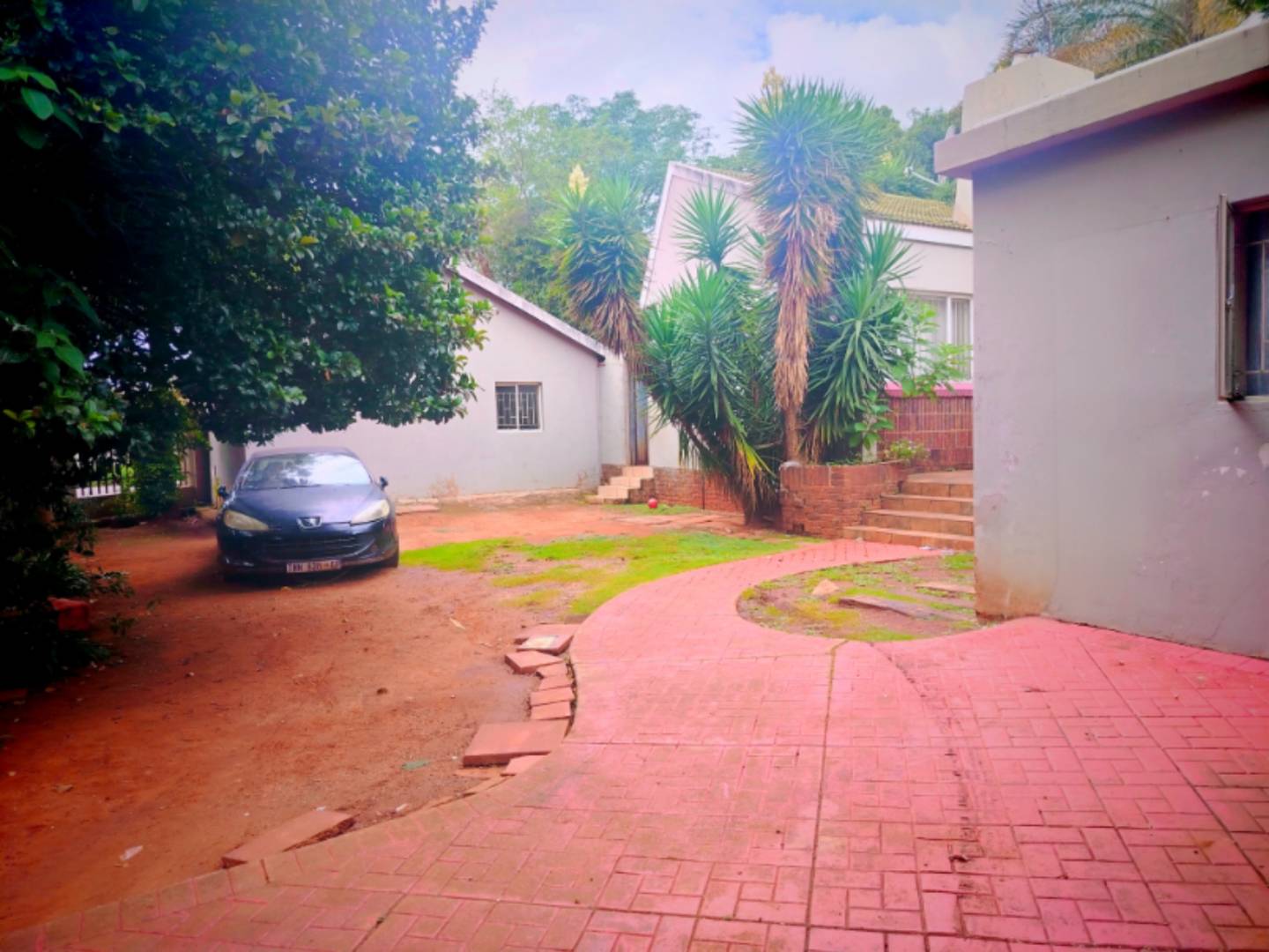 5 Bedroom House for sale in Rhodesfield - P24-116893595