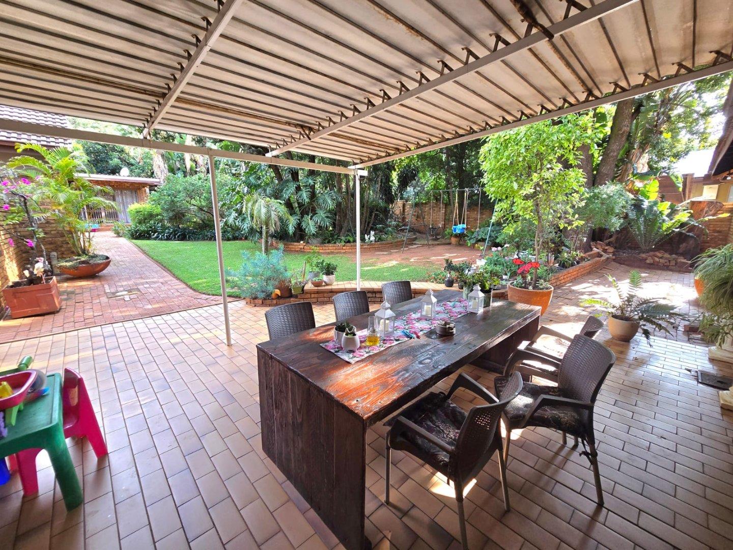4 Bedroom House for sale in Florauna - P24-117052390