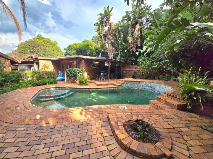 4 Bedroom House for sale in Florauna - P24-117052390
