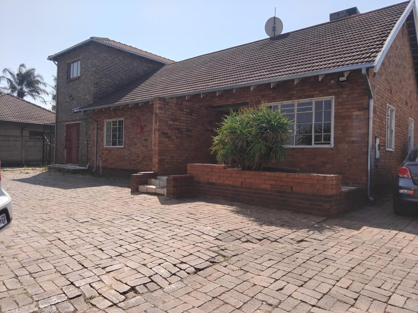 17 Bedroom House for sale in Rhodesfield - P24-116417475