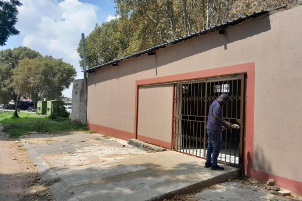 Close to main transport routes
New neat, secure commercial space to let.
Tilled floor with bathroom / Change room.
3 phase ...