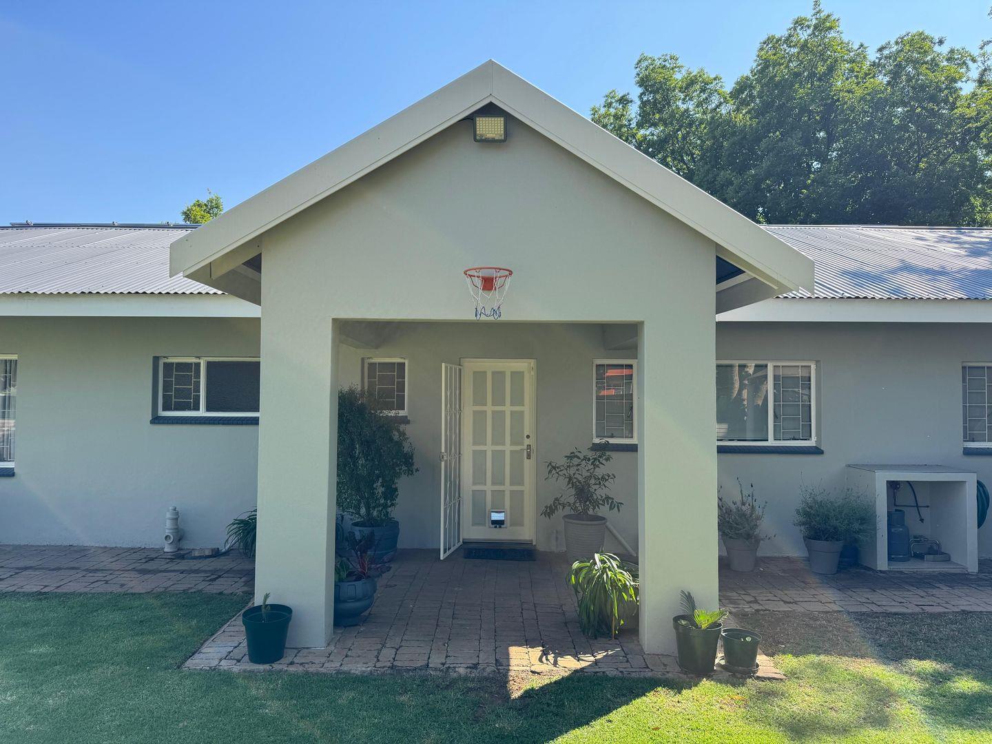 4 Bedroom House for sale in Meyerton Central - P24-117002874