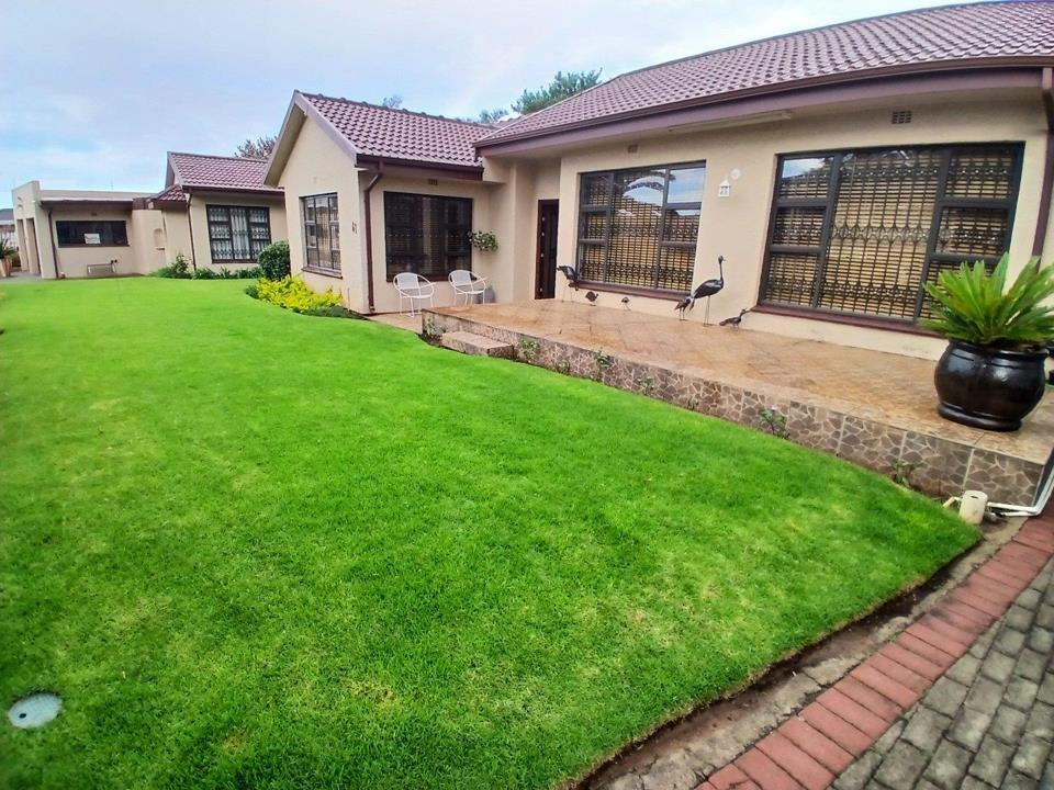 Spacious and Neat 3 Bedroom House in Helikon Park, Randfontein