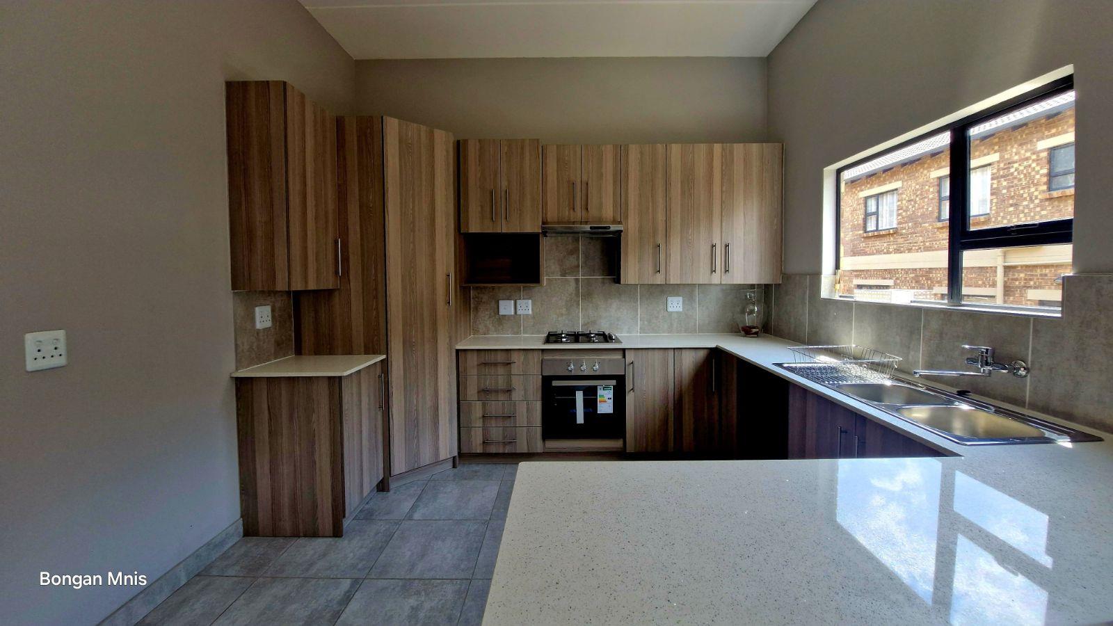 3 Bedroom Townhouse for sale in Die Heuwel Ext 2 - P24-117056516