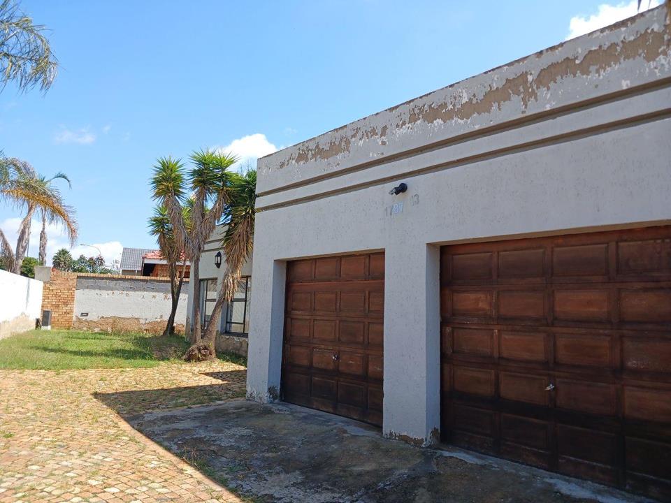 3 Bedroom House for sale in Mondeor - P24-117056630