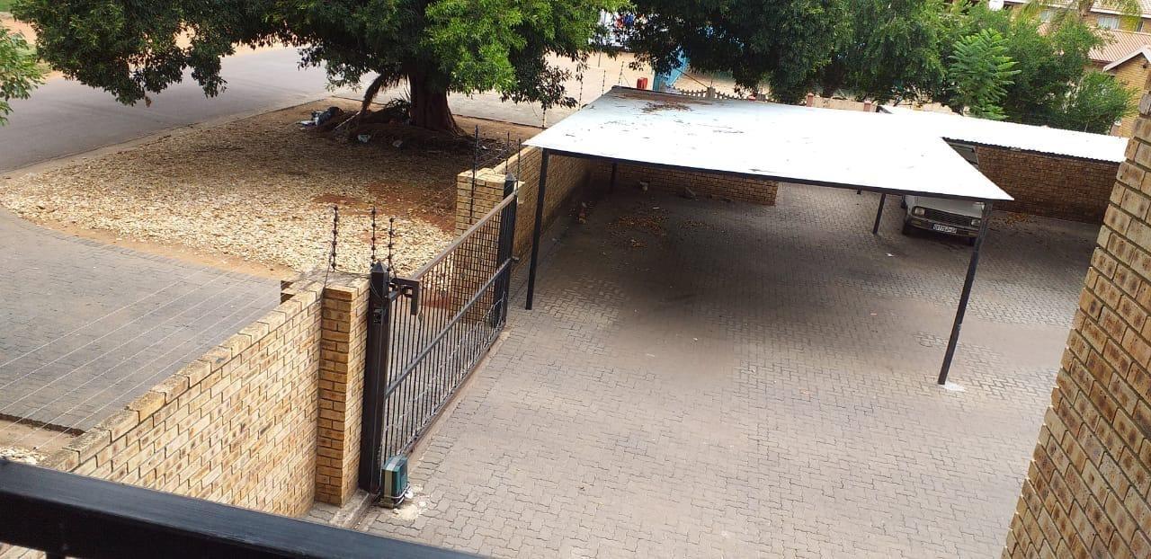 2 Bedroom House for sale in Rustenburg Central - P24-115932818