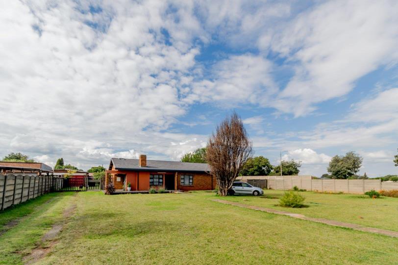 3 Bedroom House for sale in Strubenvale - P24-117056919