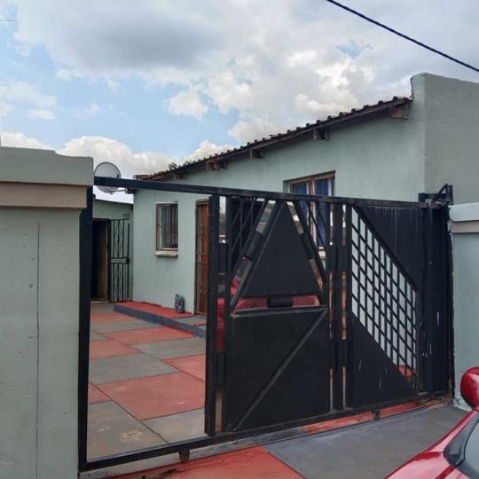6 Bedroom House for sale in Rondebult - P24-117057270