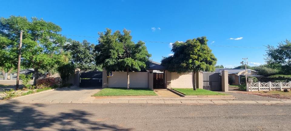 3 Bedroom House for sale in South Ridge - P24-117057655
