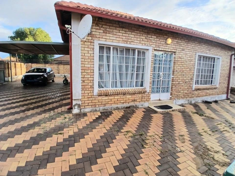 Charming 2 Bedroom House in Robin Park, Randfontein