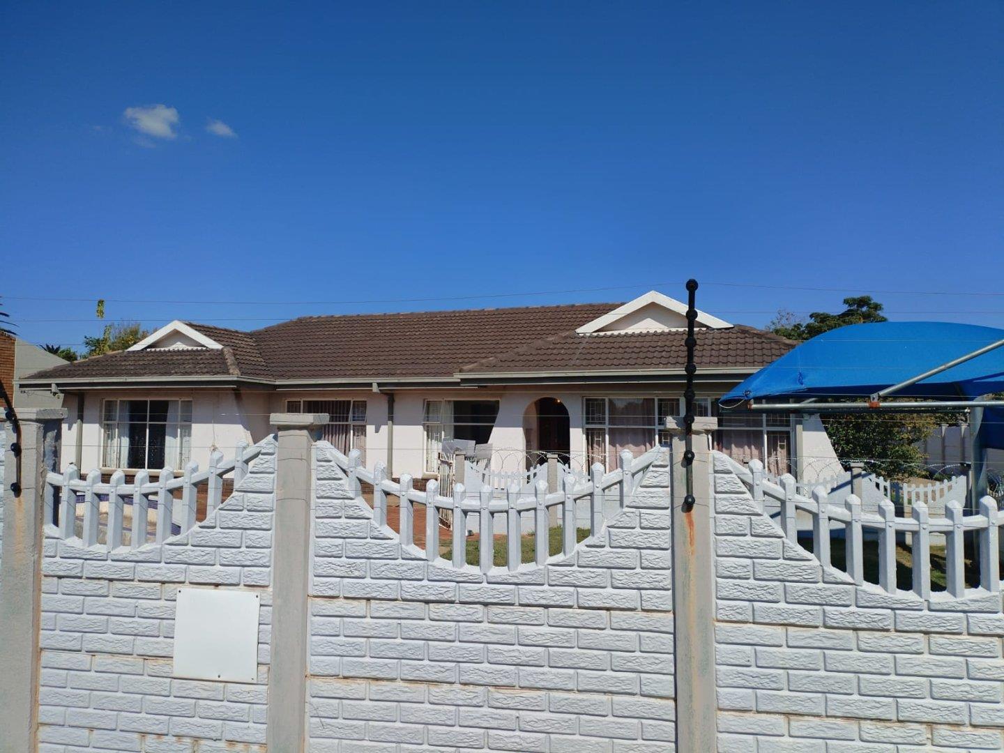 3 Bedroom House for sale in Stilfontein Ext 4 - P24-117057769