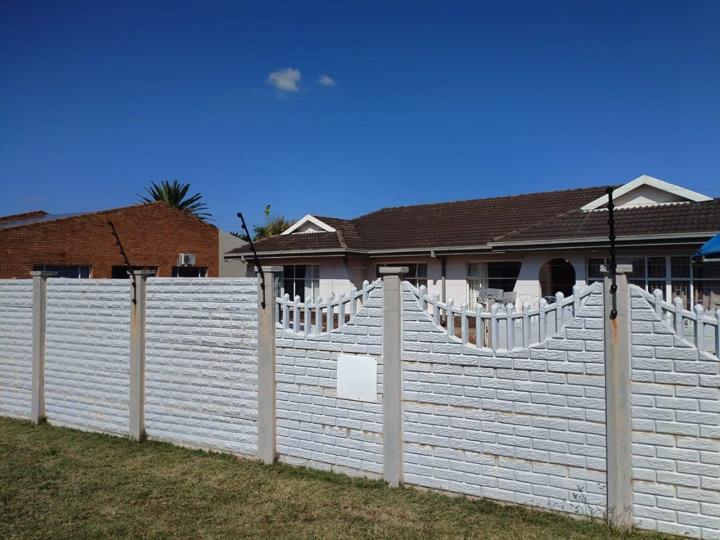 3 Bedroom House for sale in Stilfontein Ext 4 - P24-117057769