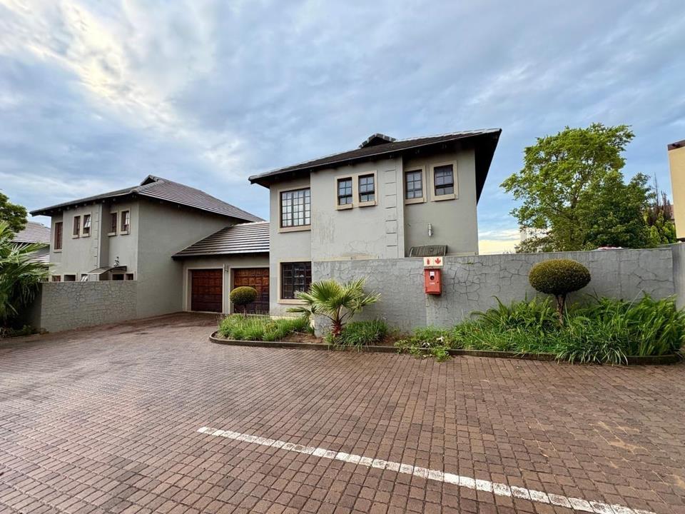 3 Bedroom Townhouse for sale in Kosmosdal - P24-116710069