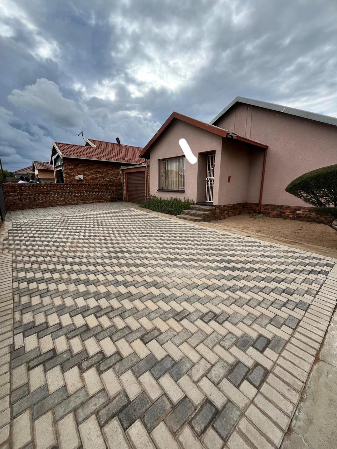 3 Bedroom House for sale in Daveyton - P24-117058865