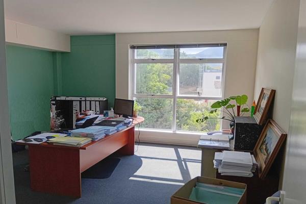 This neat unit was refitted to accommodate the current tenant (Financial Services) with approx 1 year remaining. 

The unit is located ...