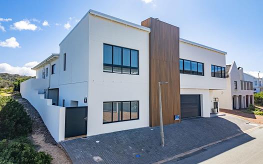 5 Bedroom House for sale in Stilbaai Oos