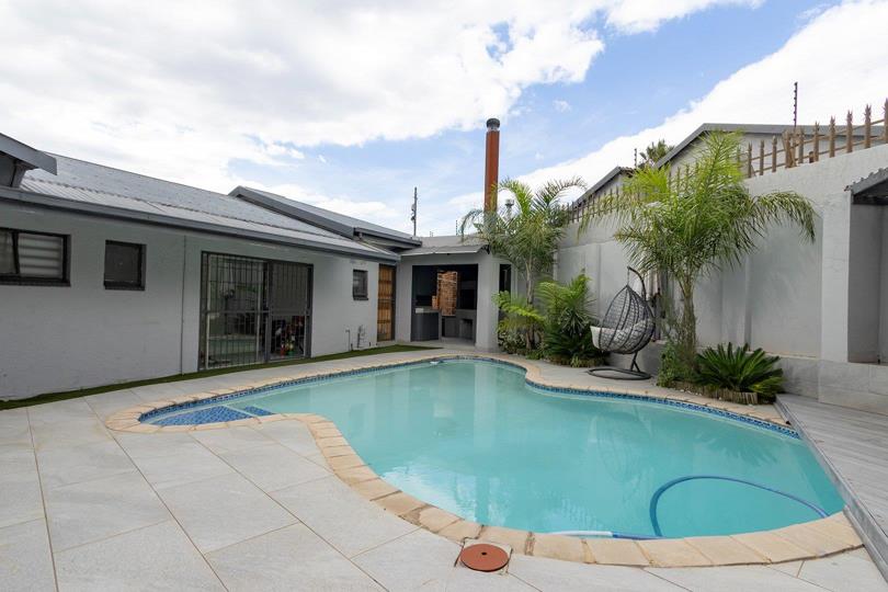 4 Bedroom House for sale in Shalimar Ridge - P24-117062656
