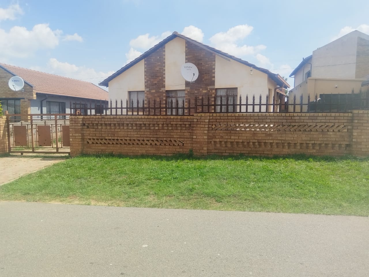 3 Bedroom House for sale in Daveyton - P24-117066940