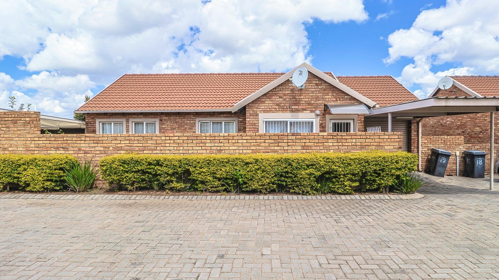 3 Bedroom Townhouse for sale in Kosmosdal - P24-117034512