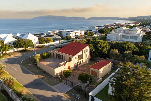 A CHARMING PLETT HOLIDAY HOME ON BEACHY HEAD DRIVE, PLETTENBERG BAY 

Peak Season R18,000 In Season R9,200 Semi Season R9,200 Out ...