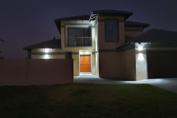 Build Your Dream Home in Century Manor Estate (Irene x70).
Stunning stand in Cul de ...