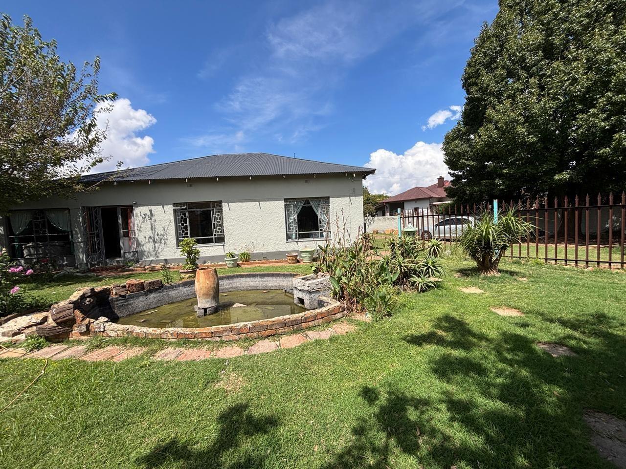 3 Bedroom House for sale in Randfontein Central - P24-117070997