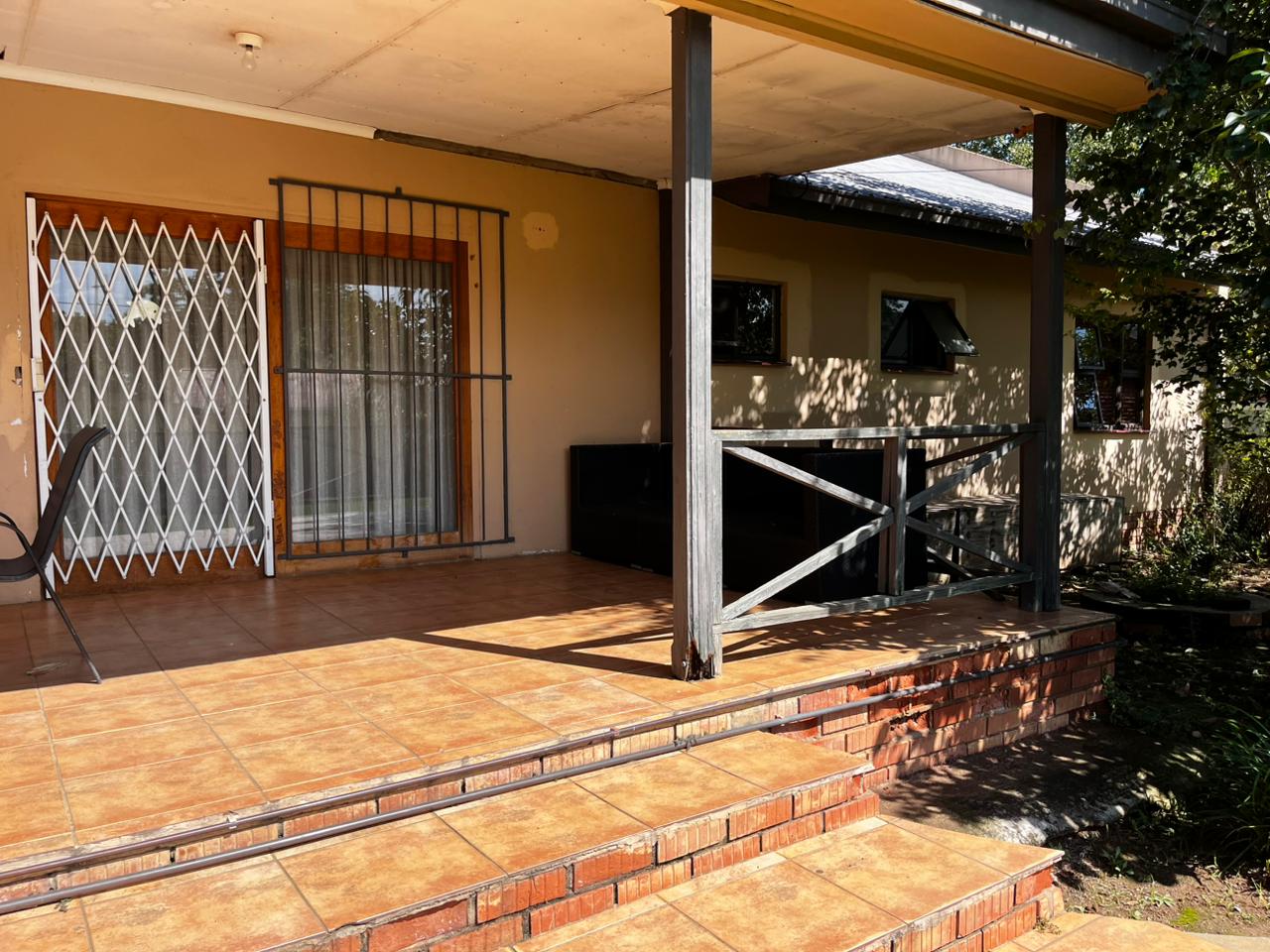 House on auction in Bergville - 9 Voortrekker Street - P24-117072971
