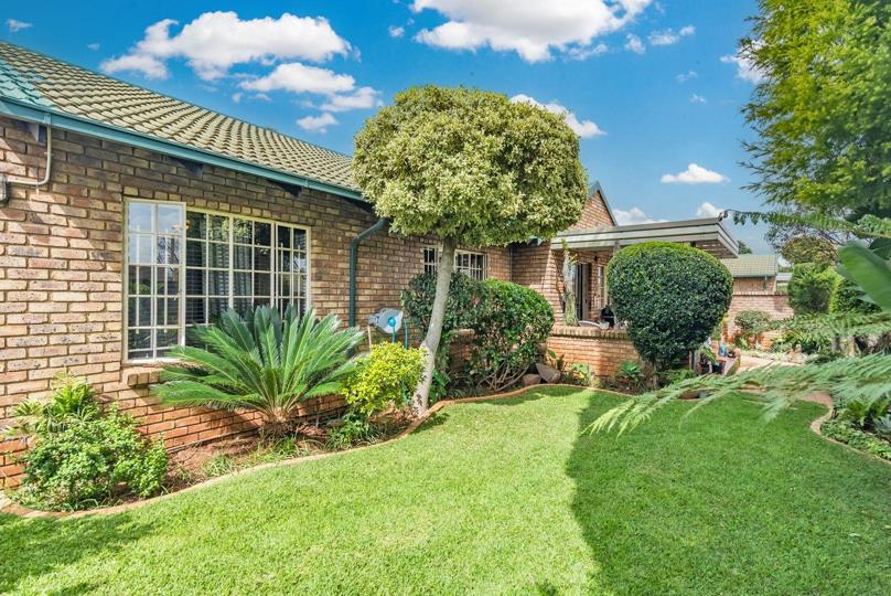 Listing number: P24-117075505, Image number: 2, Front garden