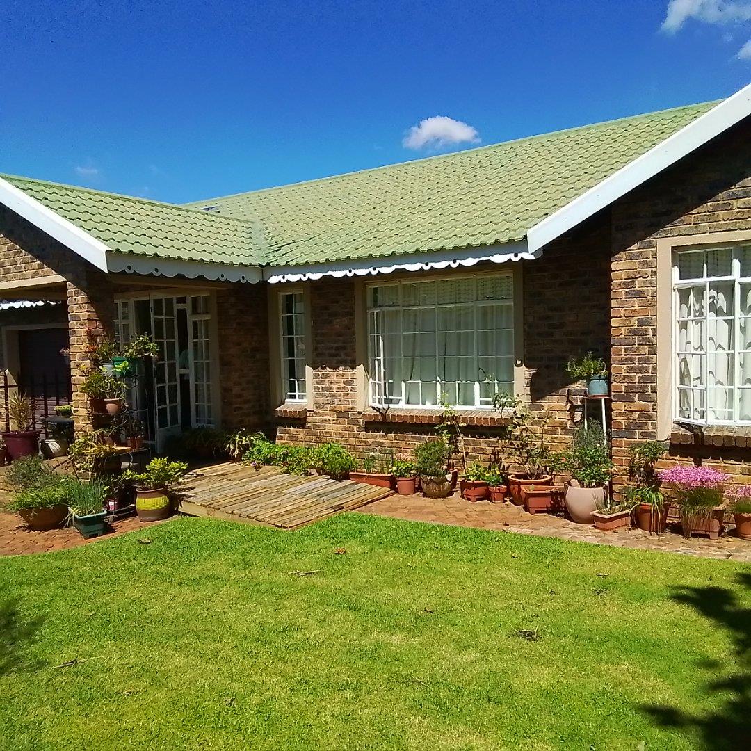 3 Bedroom Townhouse for sale in Meyerton Central - P24-117075607