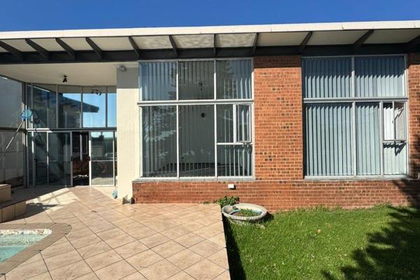 3 Bedroom spacious family home located in Bankenveld, 2 bathroom, double auto garages, open plan kitchen / living area. Close to ...