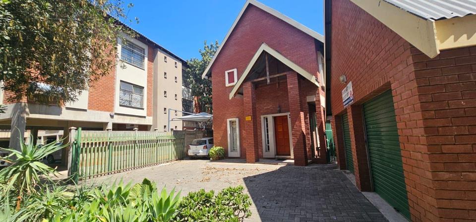 17 Bedroom Apartment / flat for sale in Rustenburg Central - P24-117076841