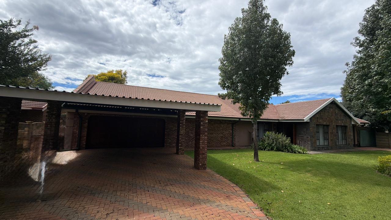 4 Bedroom House for sale in Stilfontein - P24-117080259