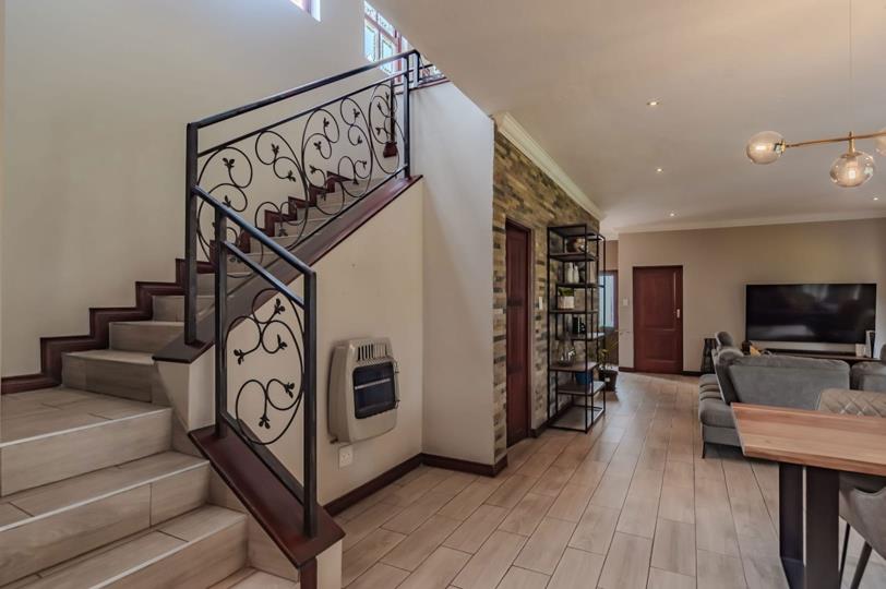 3 Bedroom House for sale in Stone Ridge - P24-117080425