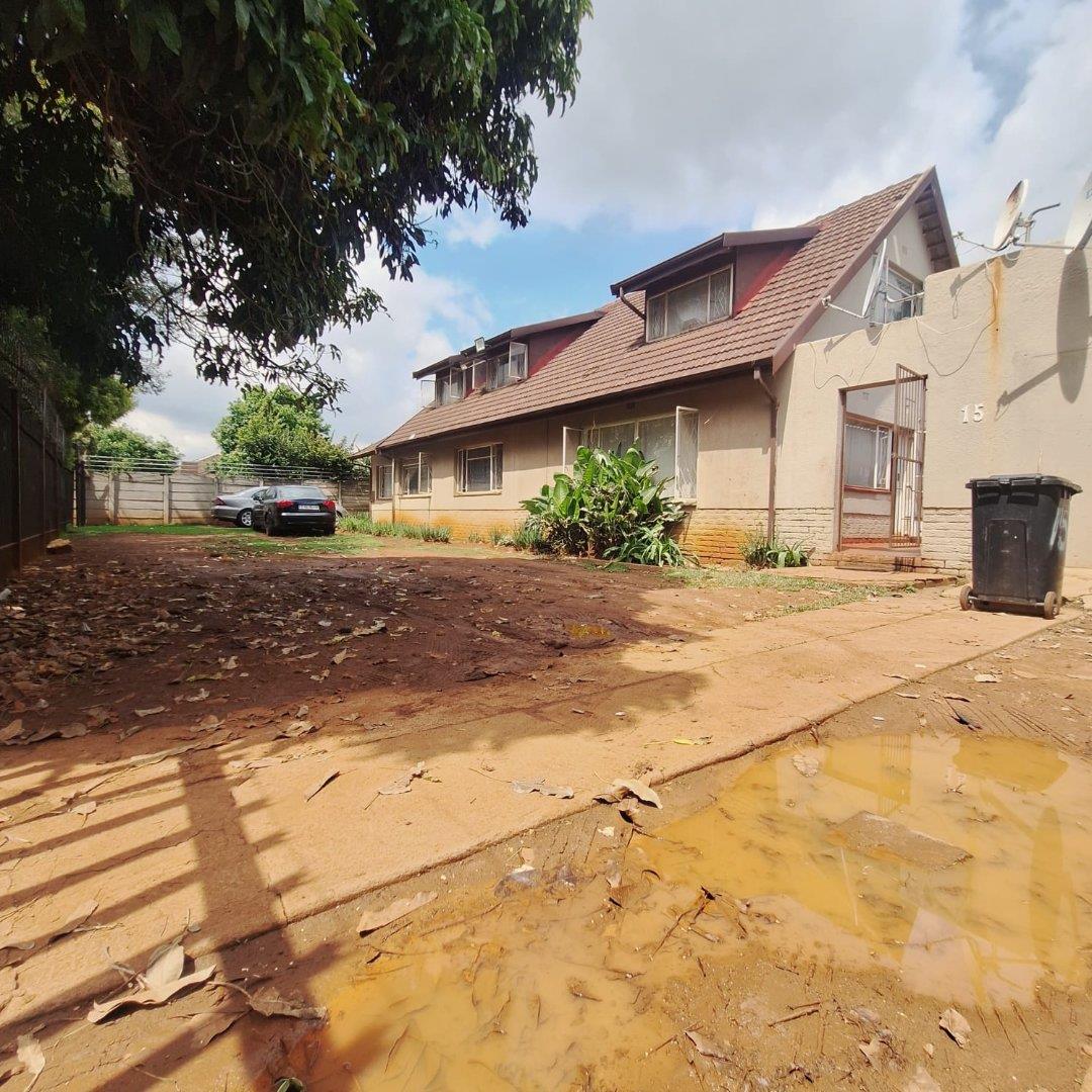 3 Bedroom House for sale in Rhodesfield - P24-117082116
