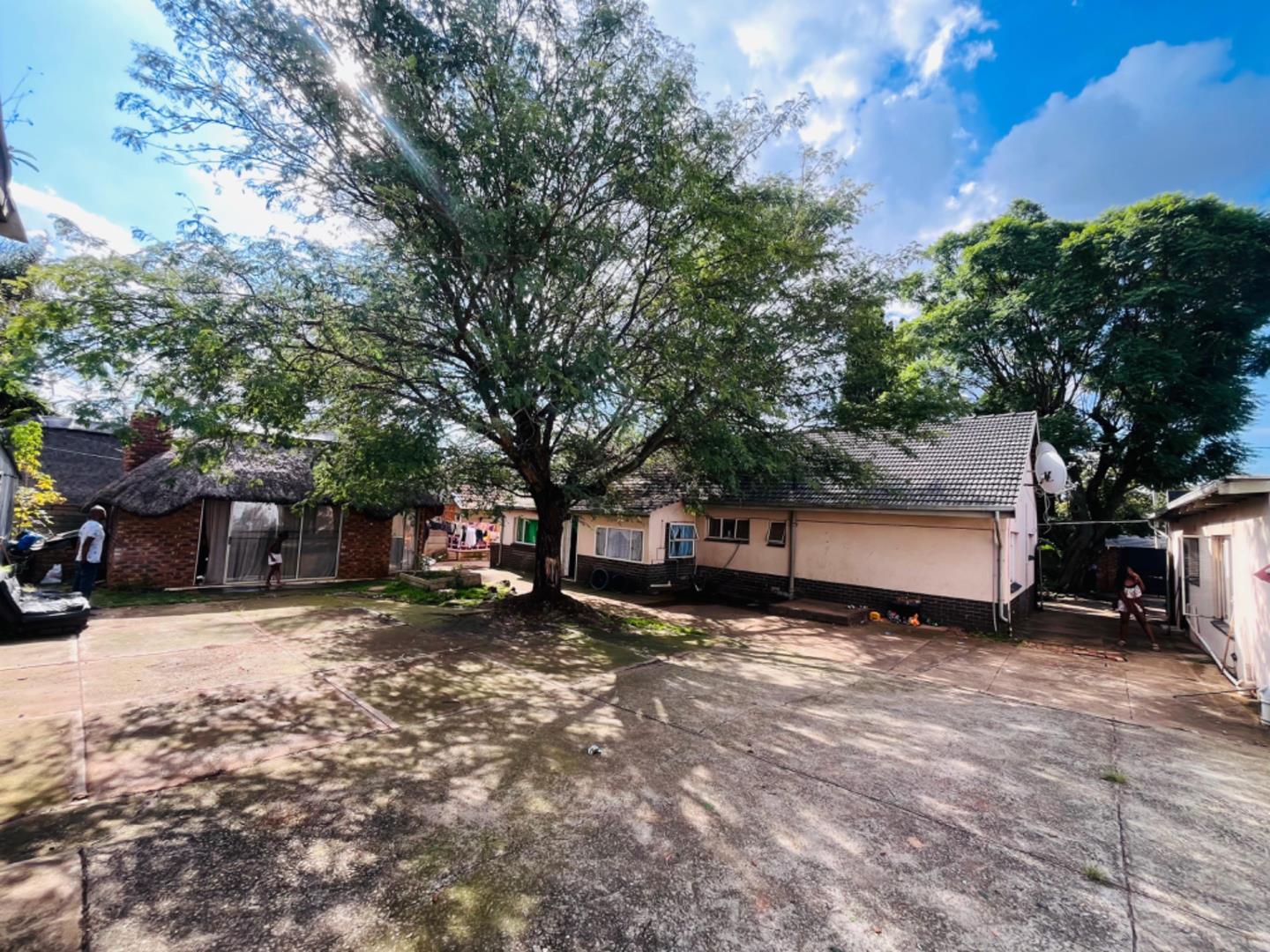 6 Bedroom House for sale in Rhodesfield - P24-117082715