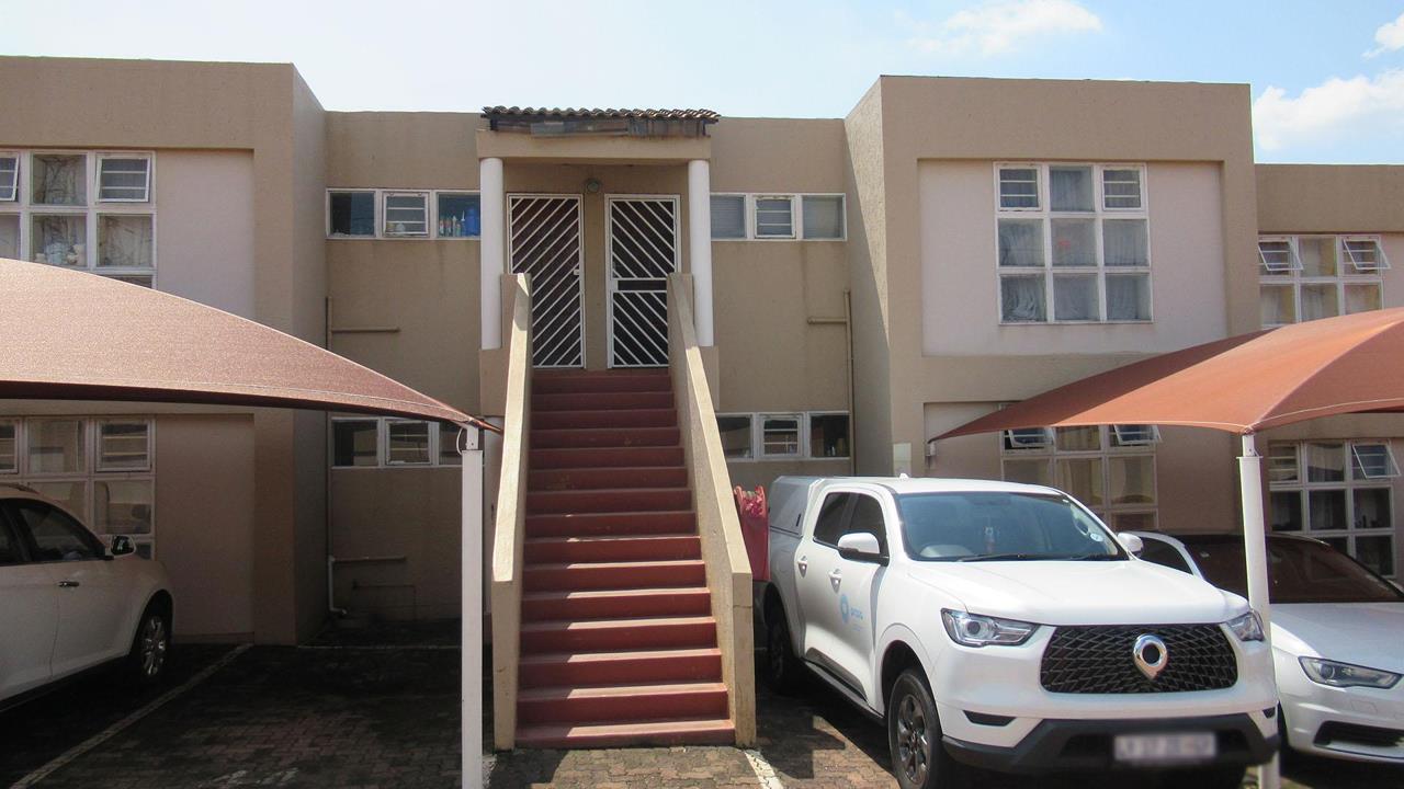 2 Bedroom Townhouse for sale in Mondeor - P24-117083296