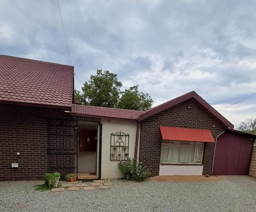 4 Bedroom House for sale in Stilfontein Ext 4 - P24-117087114