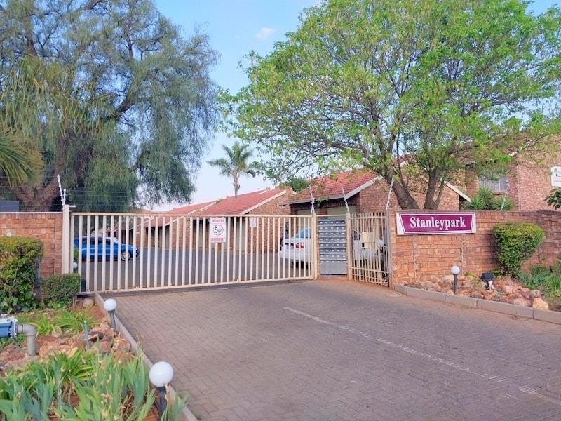 2 Bedroom Townhouse to rent in Pierre Van Ryneveld - P24-116983243