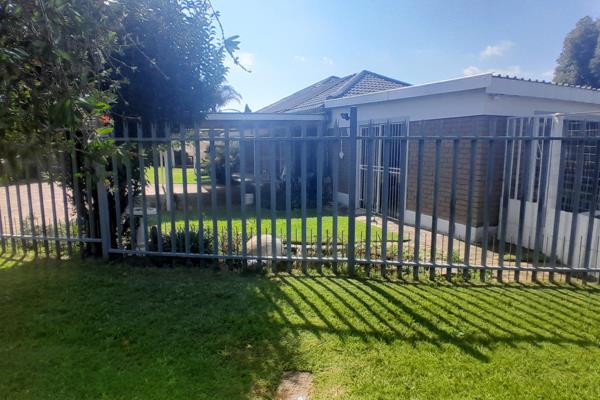 This special property offers comfort and space. 2 Flatlets adds to this property extra ...