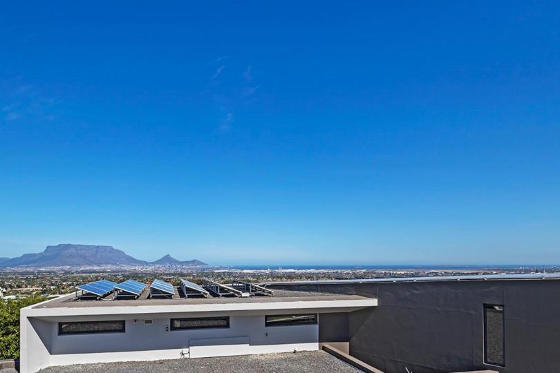 6 Bedroom House for sale in Baronetcy Estate - P24-117096385