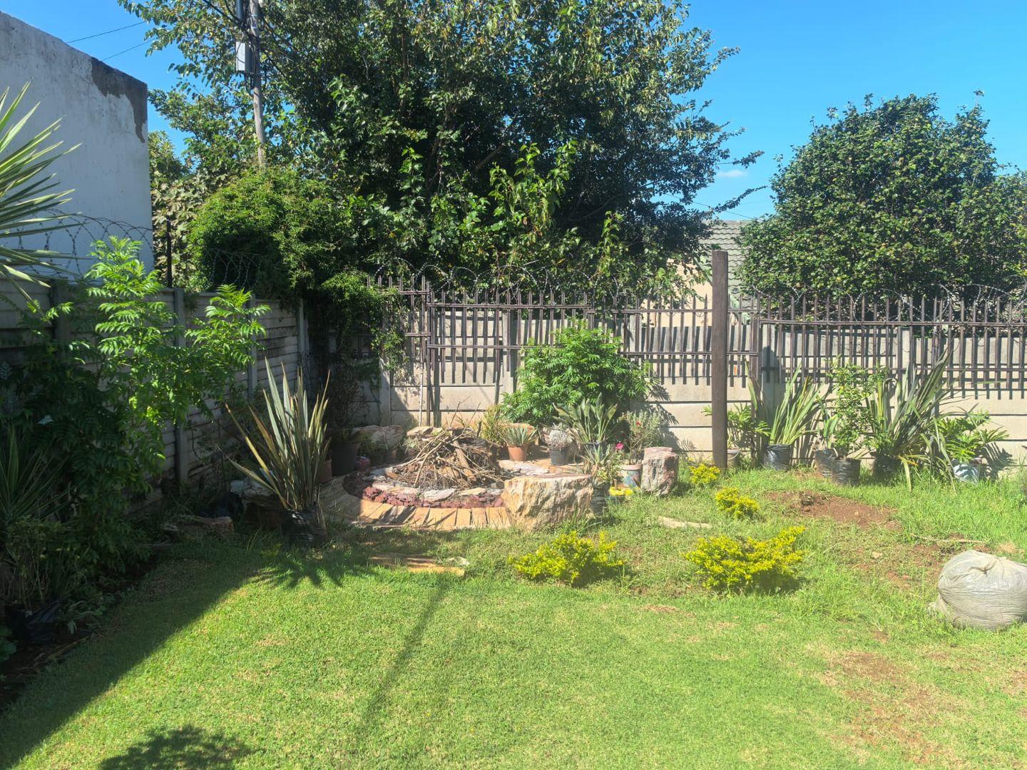 3 Bedroom House for sale in Roodepoort West - P24-117096735