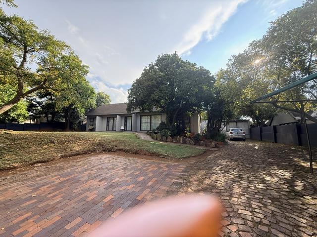 8 Bedroom House for sale in Robindale - P24-117097658